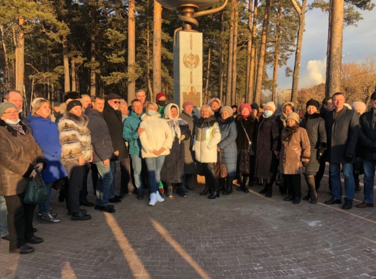 Памятный знак медикам установили в Ангарске Памятный знак медикам установили в Ангарске
