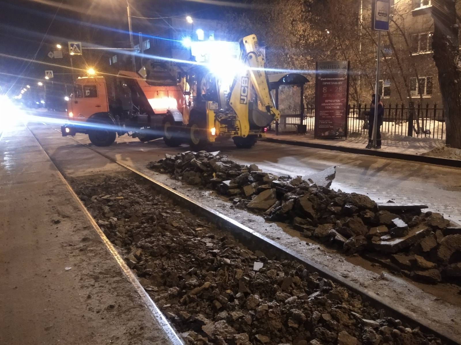 Асфальтовые плиты на трамвайных путях укладывают на Депутатской в Иркутске