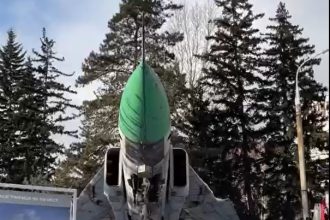 Истребитель МИГ-23 перевезли к школе 21 в Иркутске. Видео