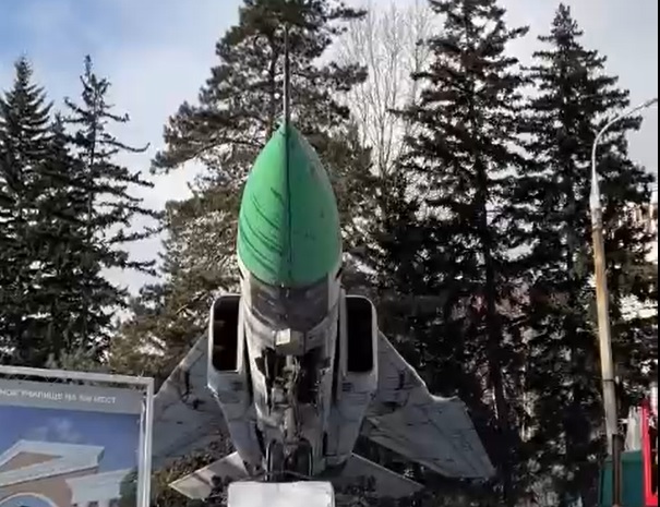 Истребитель МИГ-23 перевезли к школе 21 в Иркутске. Видео