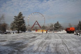 Каток начали заливать на острове Конный в Иркутске