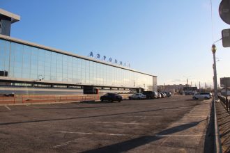 Мужчину задержали в аэропорту Иркутска за навязчивое предложение улуг такси