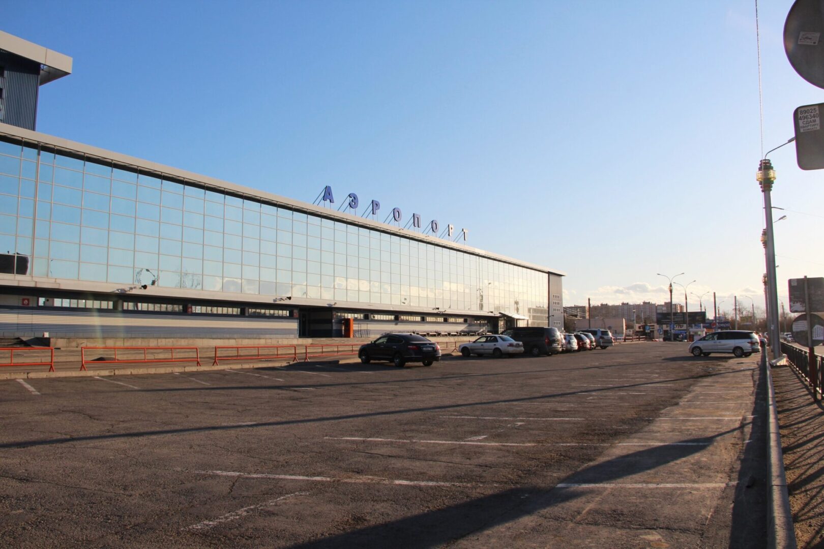 Мужчину задержали в аэропорту Иркутска за навязчивое предложение улуг такси