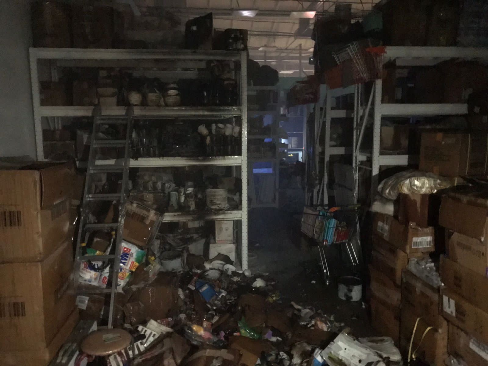 Пожар произошёл в ТЦ на улице Трактовой в Иркутске