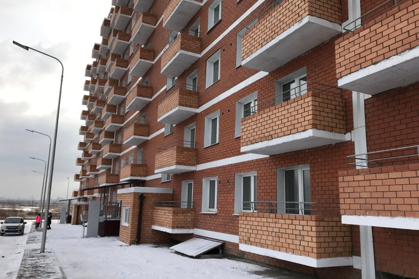 Сиротам выдали ключи от квартир в новом доме в Иркутске