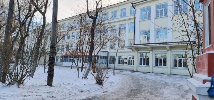 В школе №8 в Иркутске дети занимаются физкультурой в обычных кабинетах