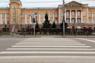 Водитель Hyundai наехал на мужчину и женщину на сквере Кирова в Иркутске