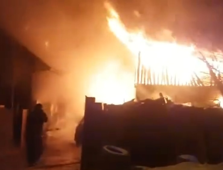 Бригада скорой помощи спасла двух человек из горящего дома в Мегете