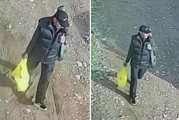 Человек в темной одежде с жёлтым пакетом