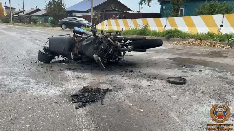 Разбитый мотоцикл на дороге после аварии.