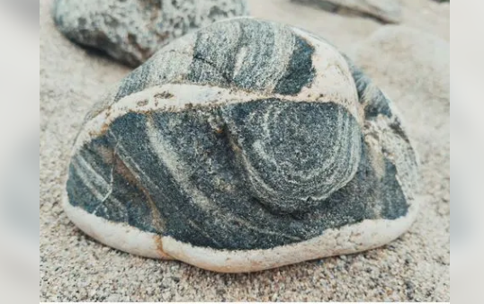 Камень с узорами на песке