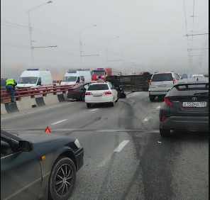 Автомобильная авария на мосту с пробкой.