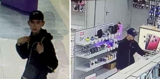 Человек в магазине электроники с рюкзаком.