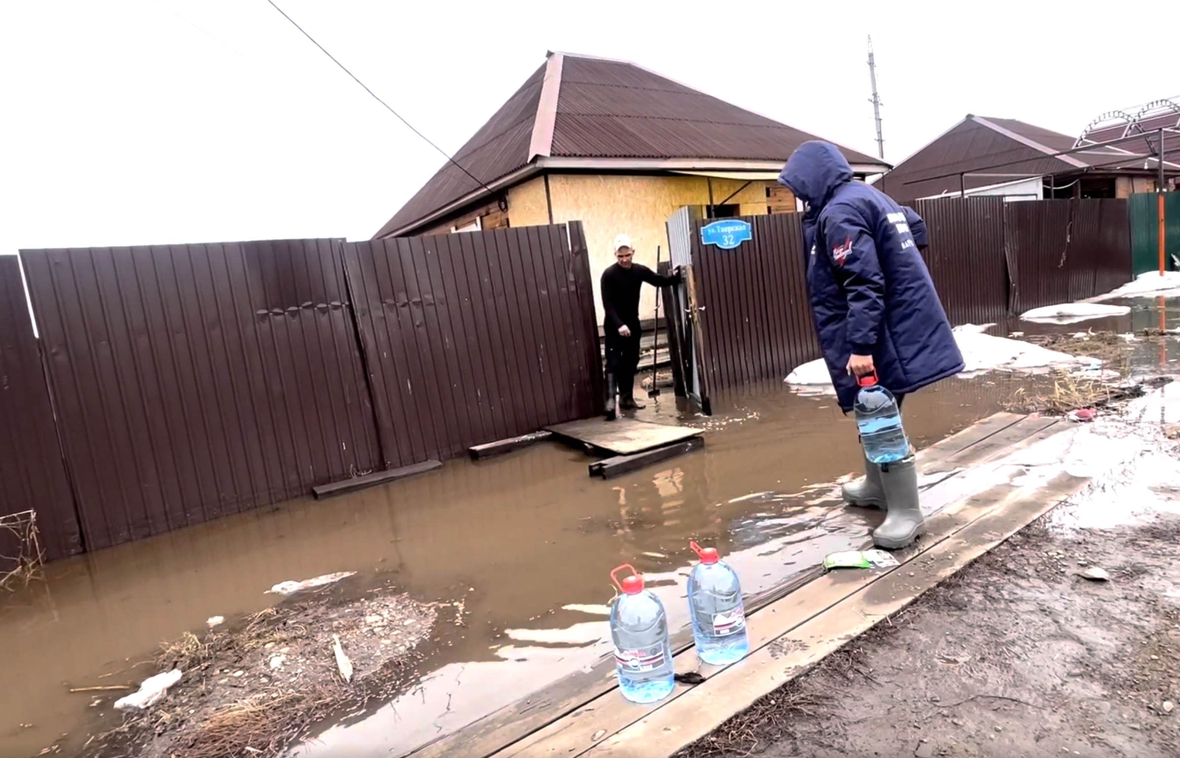Молодежка Народного фронта помогает Хомутово бороться с паводками