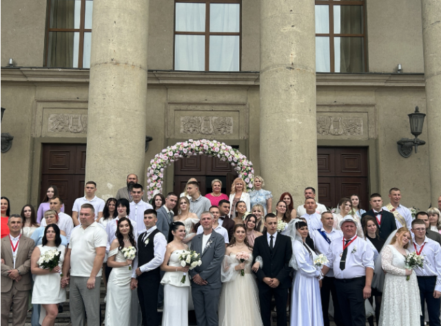 Массовая свадьба в Ангарске: 14 пар связали себя узами брака