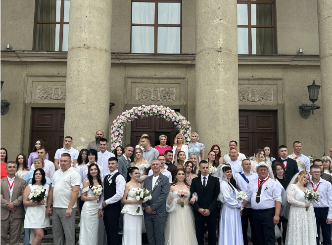 Массовая свадьба в Ангарске: 14 пар связали себя узами брака