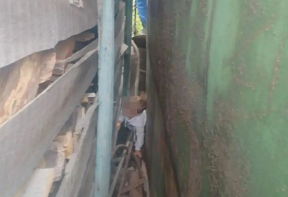 Спасатели вызволили 2-летнего мальчика, застрявшего в постройках в Ангарске