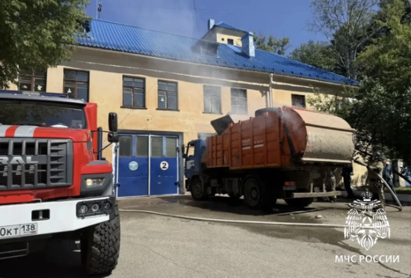 Водитель мусоровоза привез горящий груз к пожарной части Ангарска