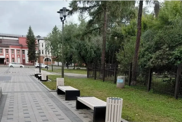 Скамейки обновляют в скверах Иркутска