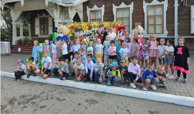 «Здравствуй, школа!»: 130 первоклассников Иркутска получили портфели с канцтовара