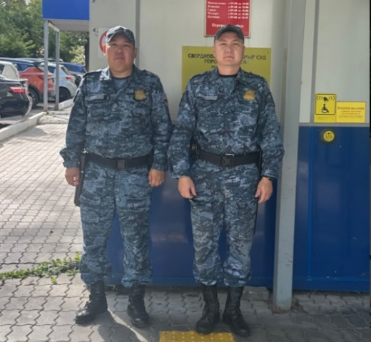 Судебные приставы в Иркутске предотвратили трагедию, заметив пожар во дворе жилого дома