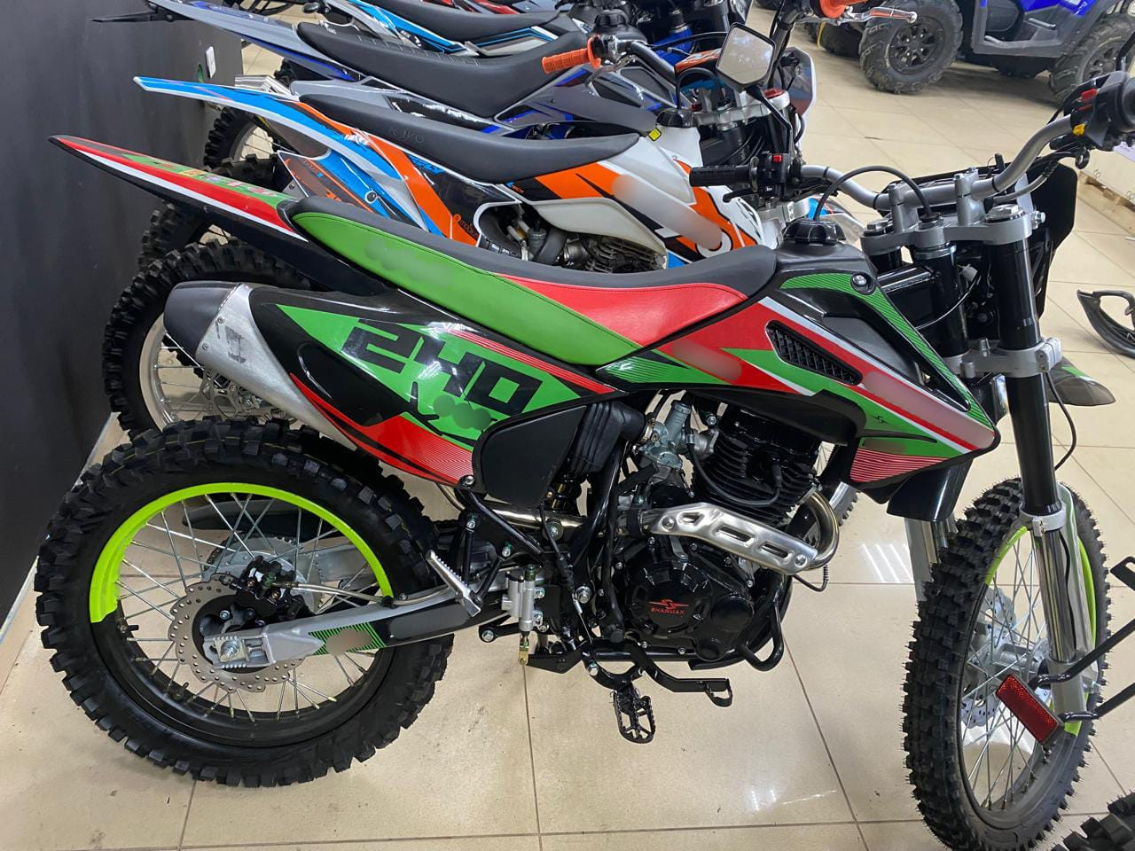 Мотоциклы в магазине, разноцветные модели на витрине.