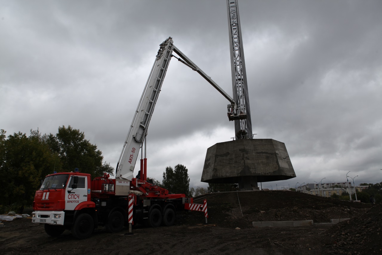 25-метровый шпиль стелы «Иркутск - город трудовой доблести» установили на Байкальском кольце