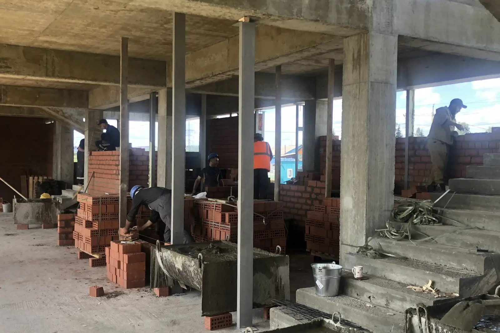 Детский сад продолжают строить в Заларях