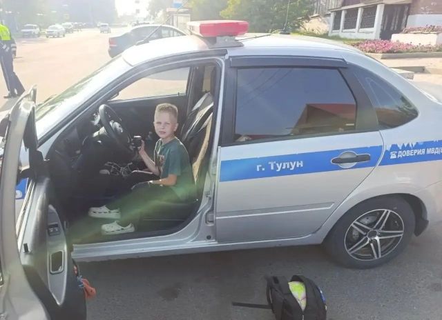 Мечта сбылась: в Тулуне школьник прокатился в патрульном автомобиле ДПС