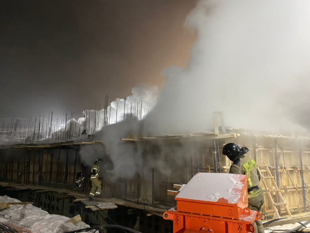Пожар произошел на стройке ЖК "Стрижи" в Иркутске. Фото с места