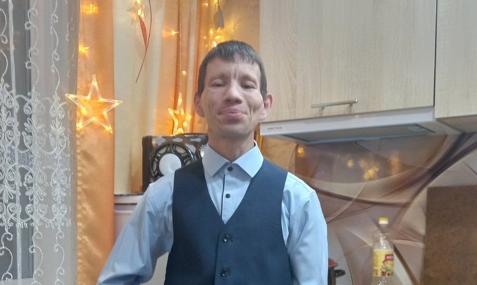 Мужчина в жилете на кухне