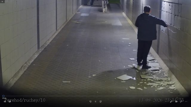 Вандала, разбившего плитку в переходе на Рябикова в Иркутске, ищут по камерам