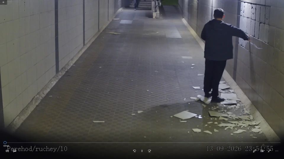 Вандала, разбившего плитку в переходе на Рябикова в Иркутске, ищут по камерам