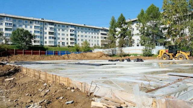Болотов проверил, как в Первомайском строят первую «умную» спортплощадку в Иркутске