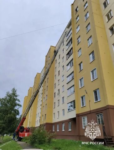 В Саянске пожарные спасли четверых человек из горящей квартиры на девятом этаже