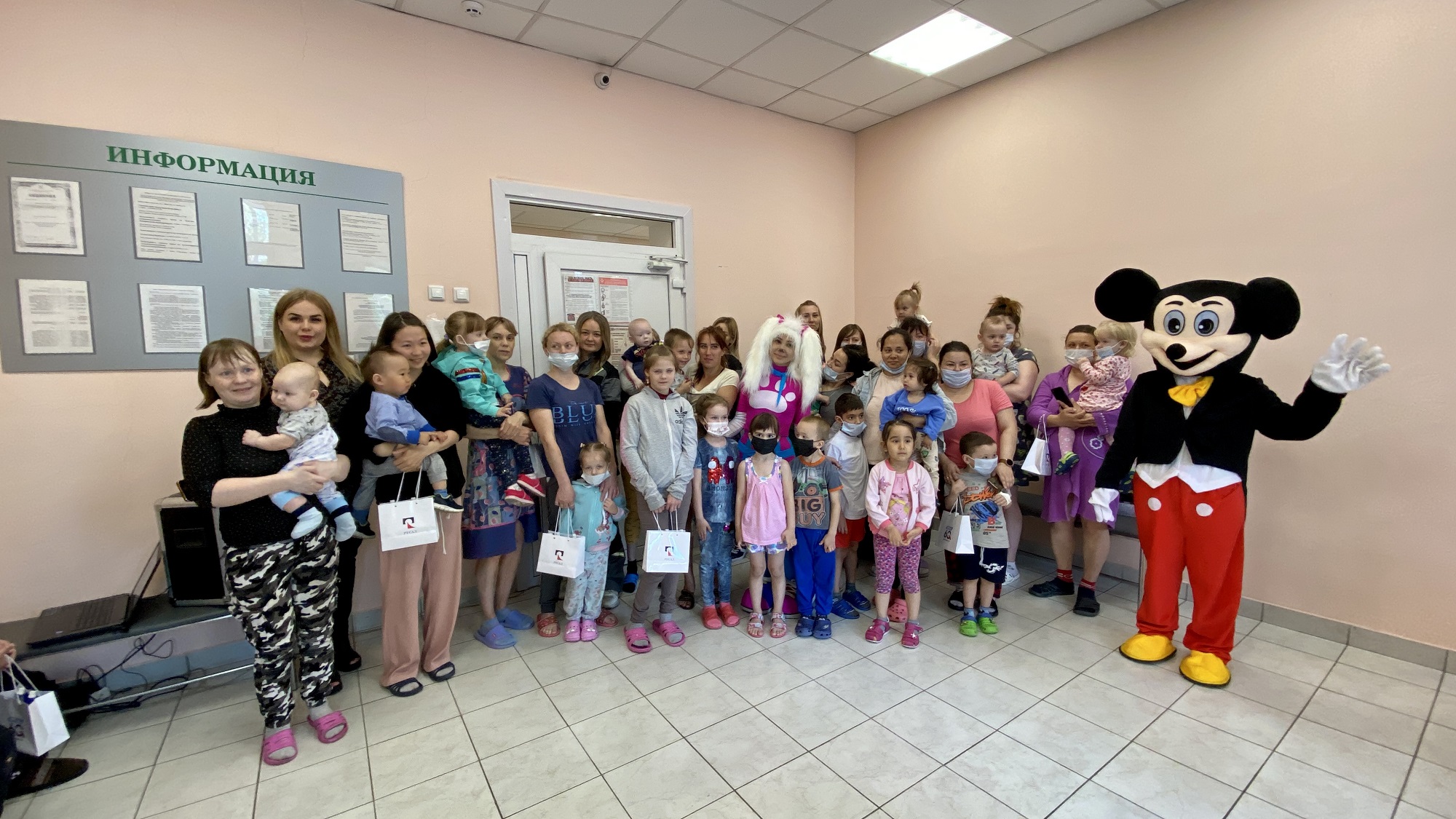 Сотрудники ИркАЗа посетили маленьких пациентов Шелеховской больницы