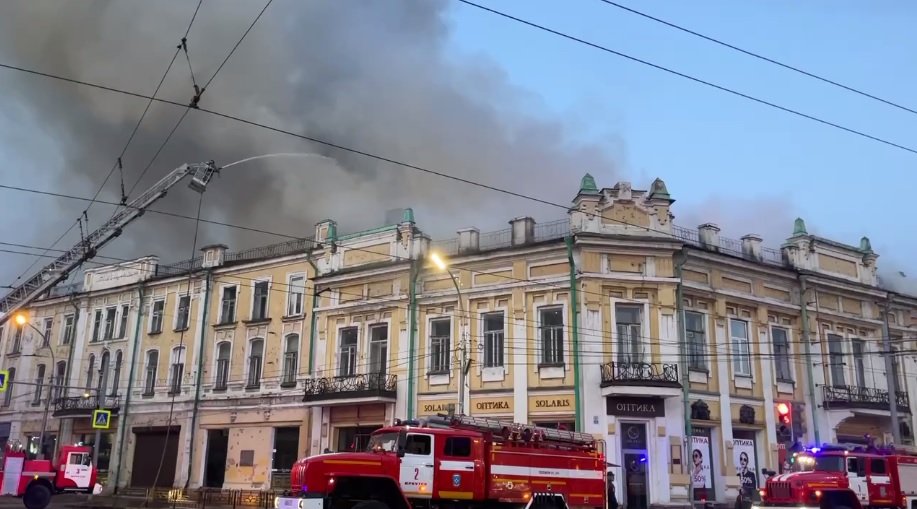 40 человек тушат пожар в центре Иркутска