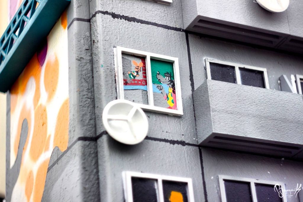 Художники превратили телефонный шкаф в Иркутске в миниатюрный мир советской эпохи