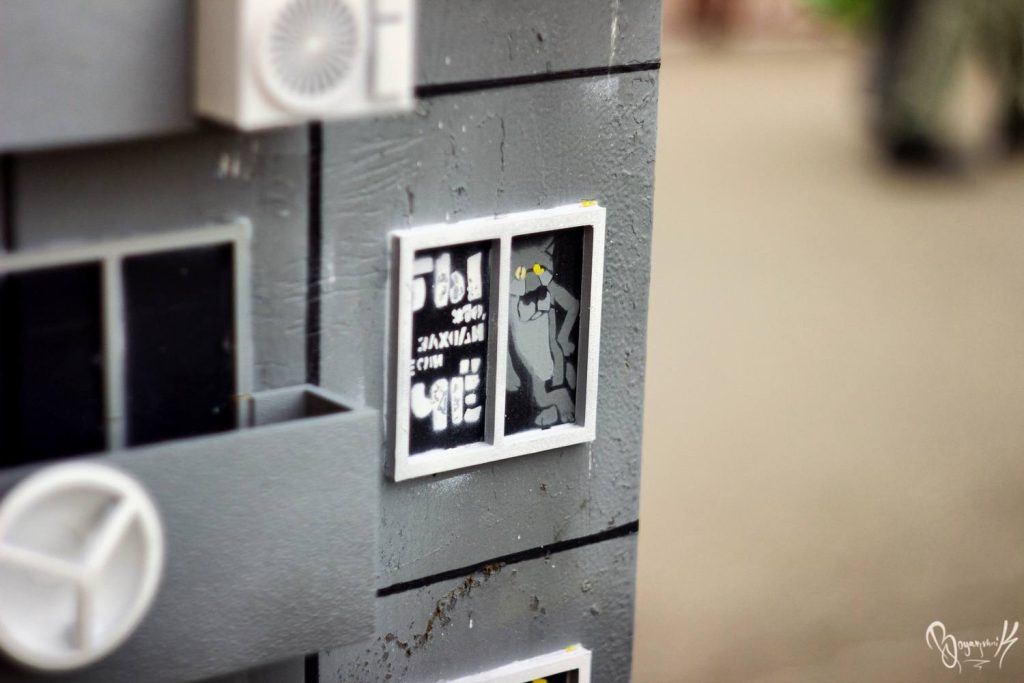 Художники превратили телефонный шкаф в Иркутске в миниатюрный мир советской эпохи