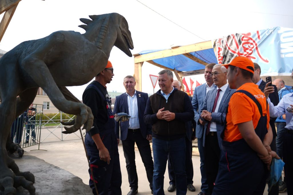 “Юрский период” оживает в бетоне: мастера создают скульптуры в Свирске