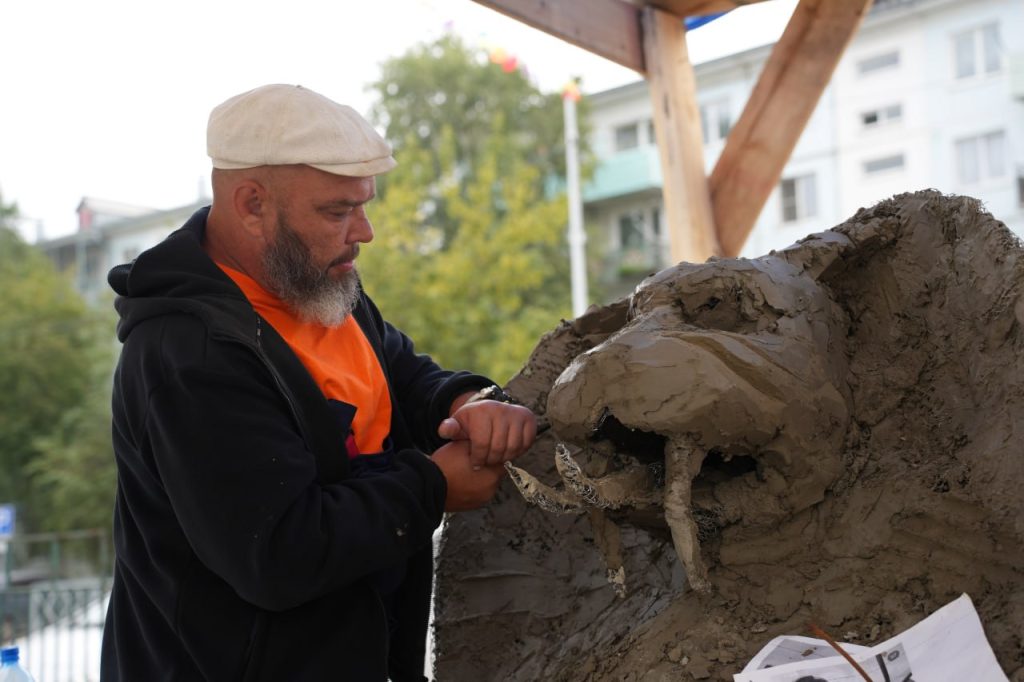 “Юрский период” оживает в бетоне: мастера создают скульптуры в Свирске