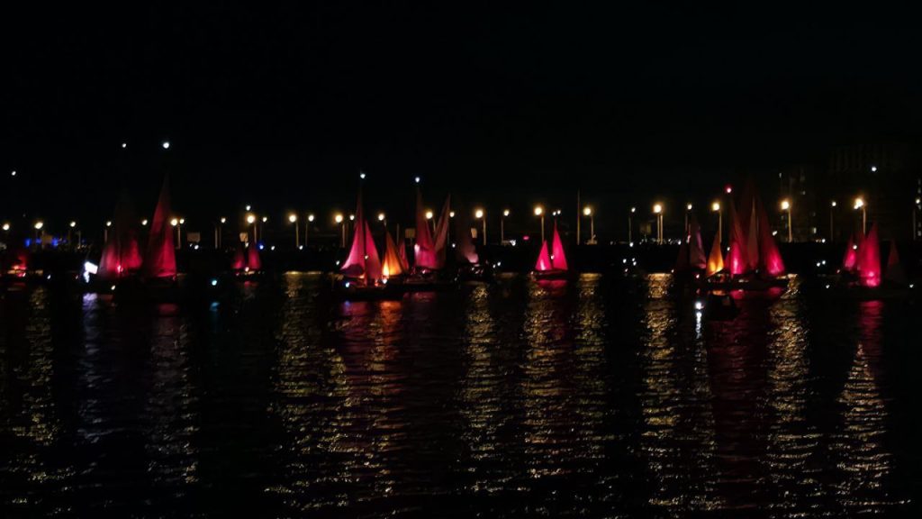 Лето в Иркутске закончилось фестивалем “Алые паруса”