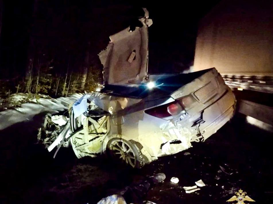 Закрытый вечерний снимок разбитой машины на дороге.