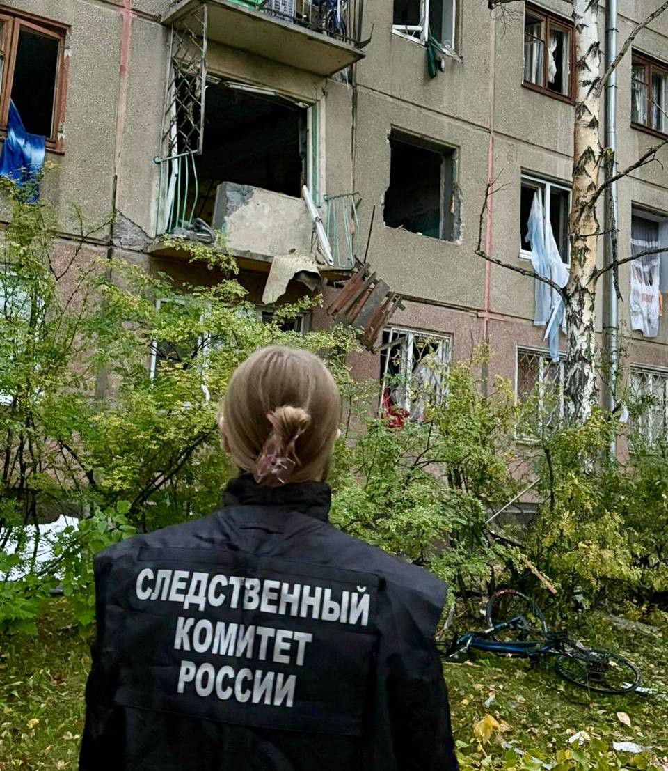 Разрушенное здание, следователи осматривают место происшествия.