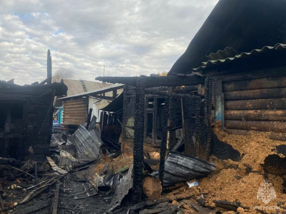 Разрушенные дома после пожара под облачным небом.