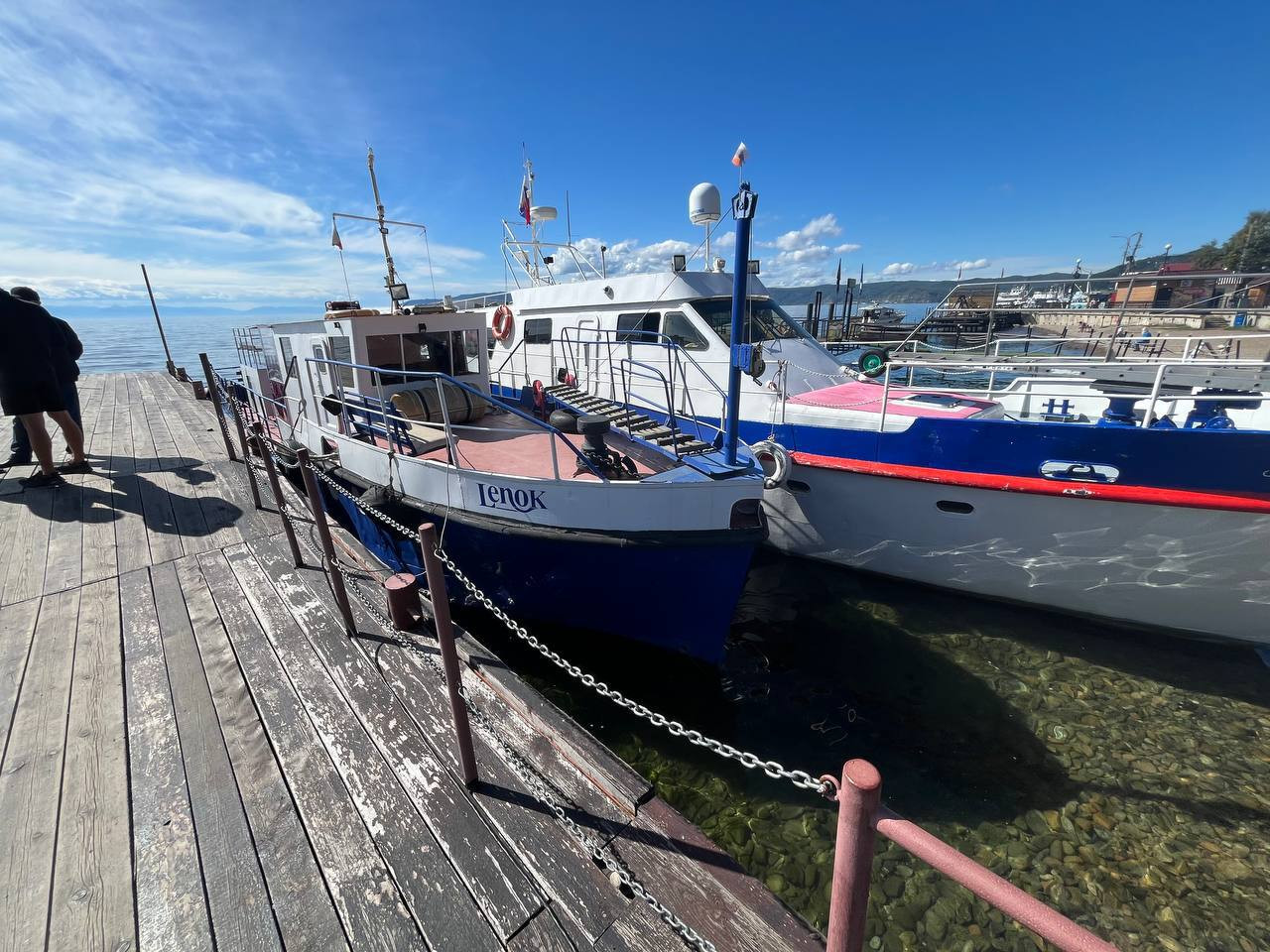 Яхты на причале под голубым небом