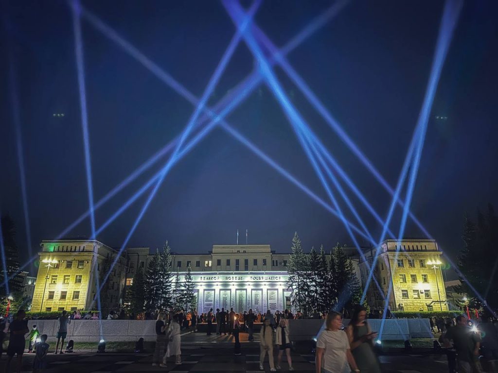 "Лучи Победы" осветили Иркутск в честь 80-летия Парада Победы