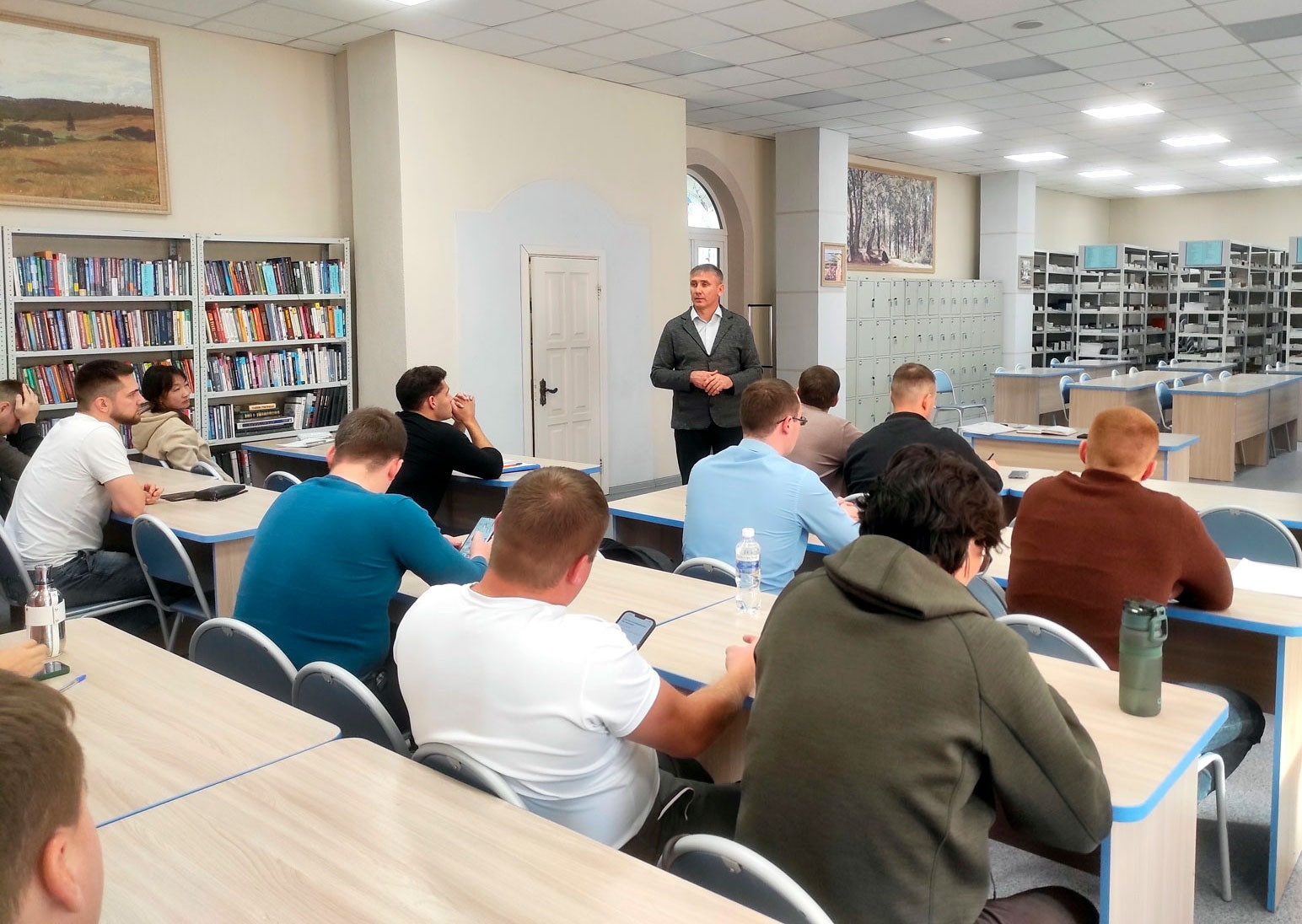 Лекция в библиотеке для студентов университета.