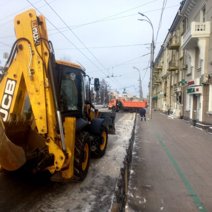 70 единиц спецтехники и более 100 человек работало на уборке дорог в Иркутске 1 января