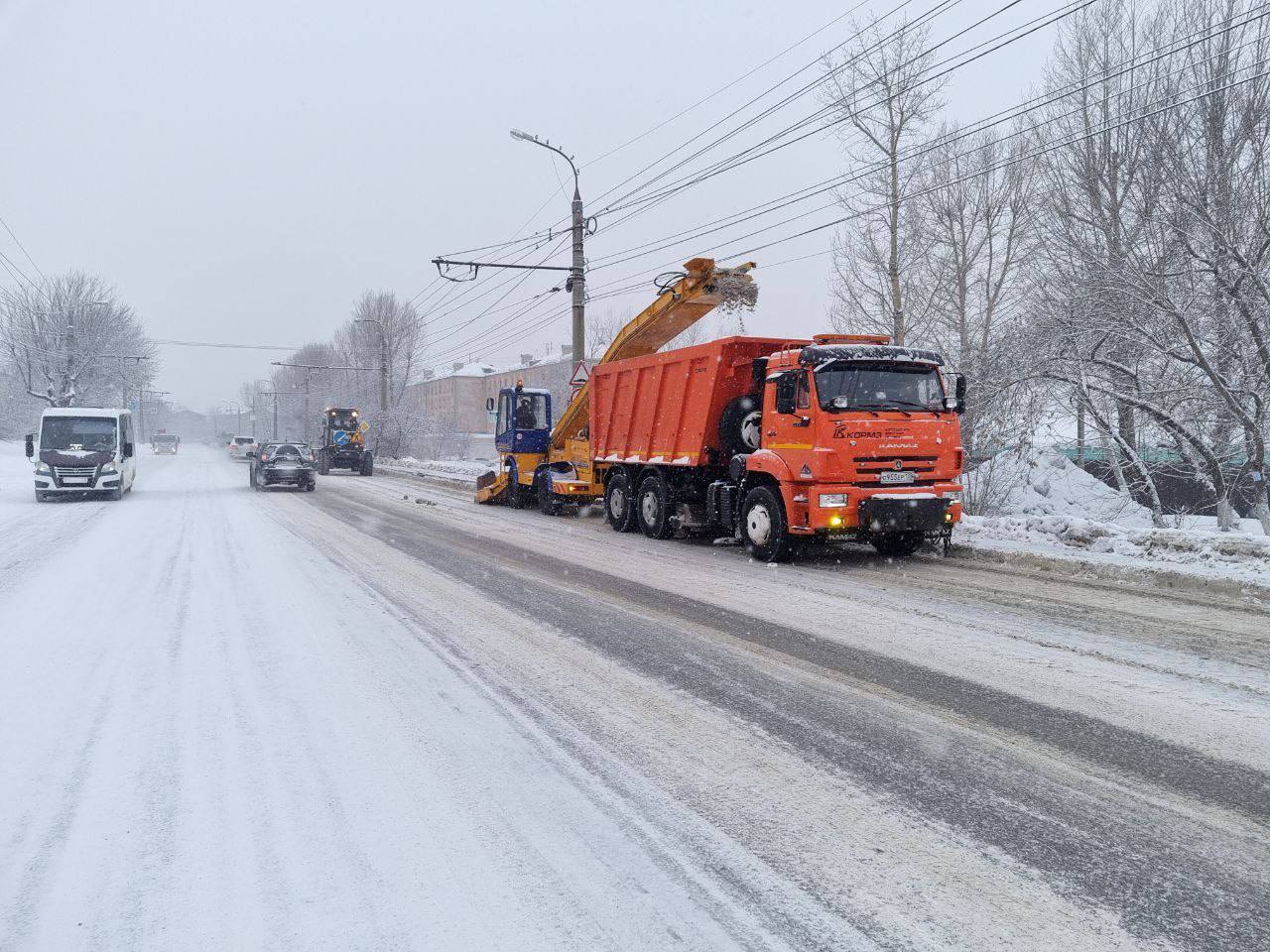 70 единиц техники устраняют последствия снегопада в Иркутске 18 февраля
